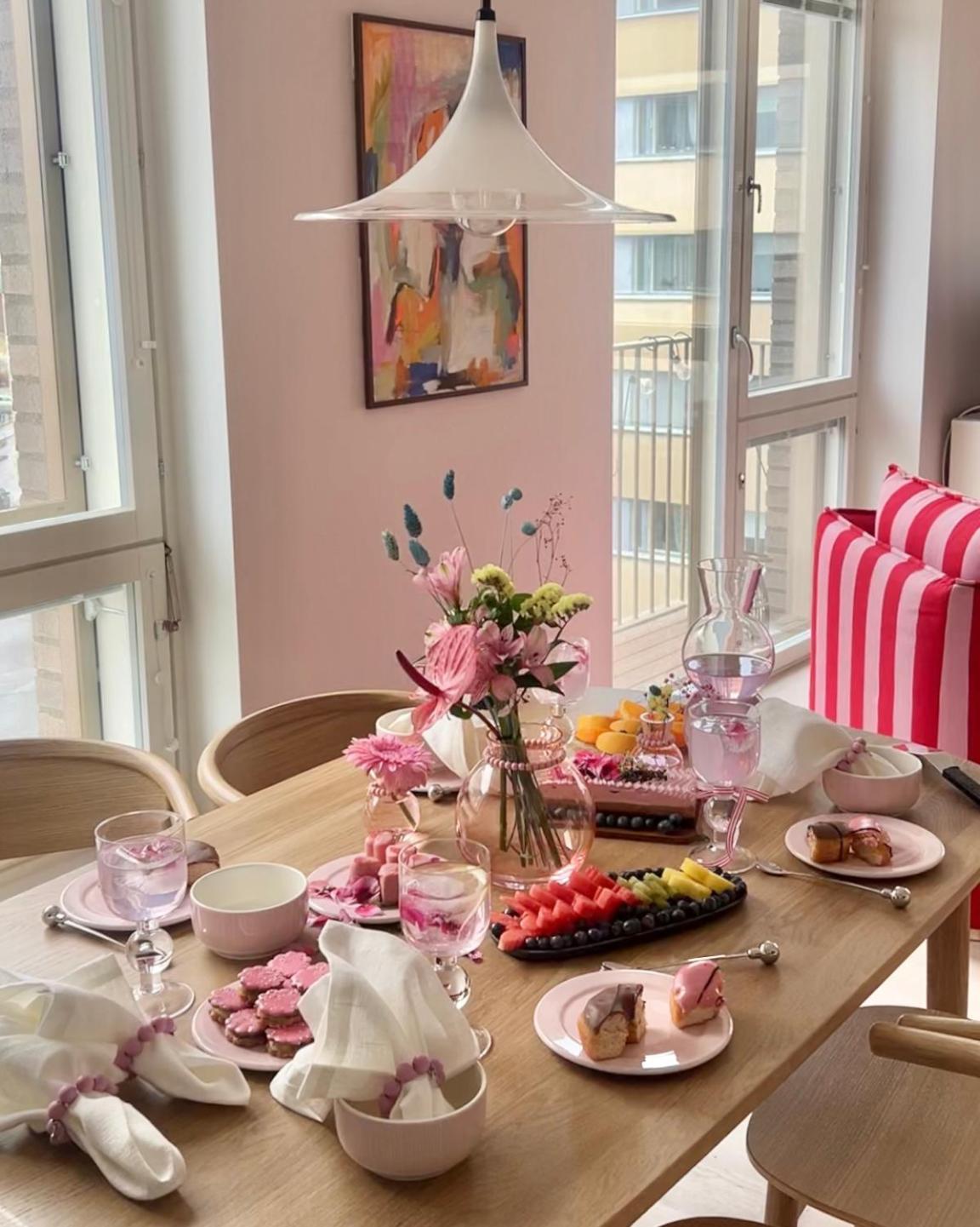 Candy-Colored Two-Room Condo With Sweet Views Хелзинки Екстериор снимка